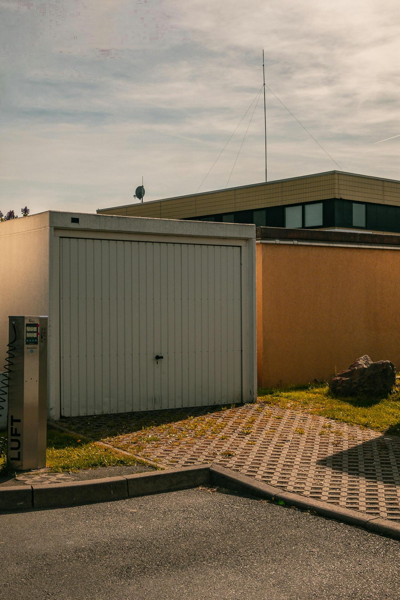 Pintu garasi sederhana pada area rumah.