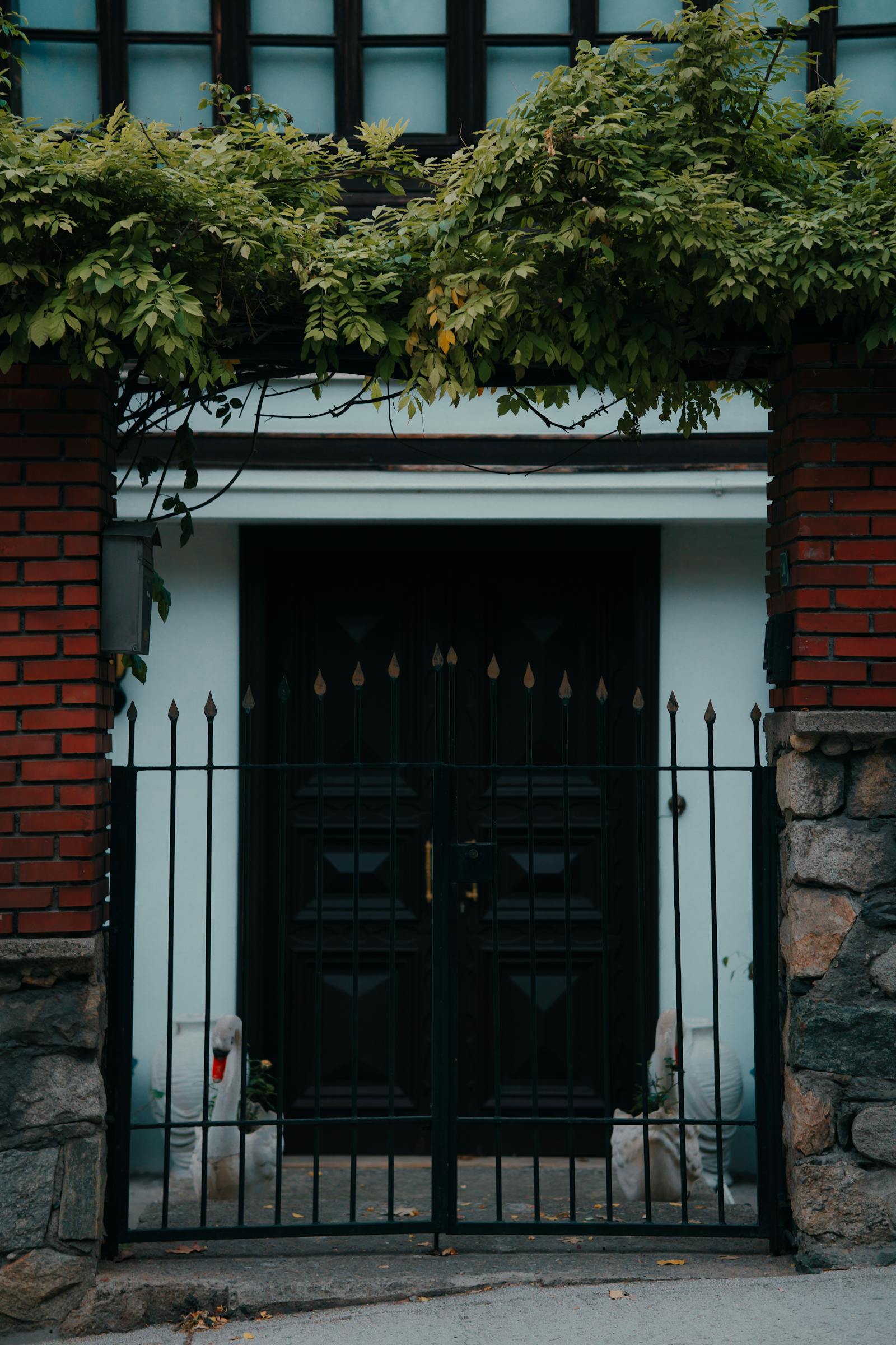 Gerbang besi hitam pada rumah modern.